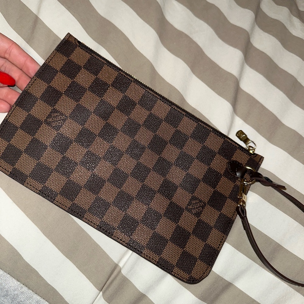Lv never full pouch MM size